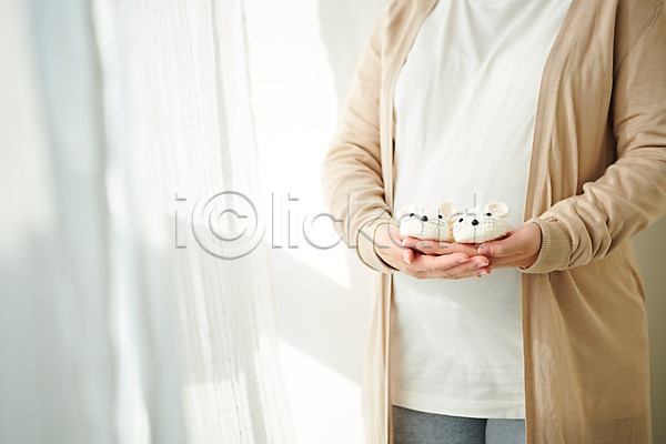 30대 여자 한국인 한명 JPG 옆모습 포토 가족 건강 들기 부모 상반신 서기 스튜디오촬영 신발 실내 아기신발 엄마 임산부 임신 창가 커튼 태교 태아 흰색