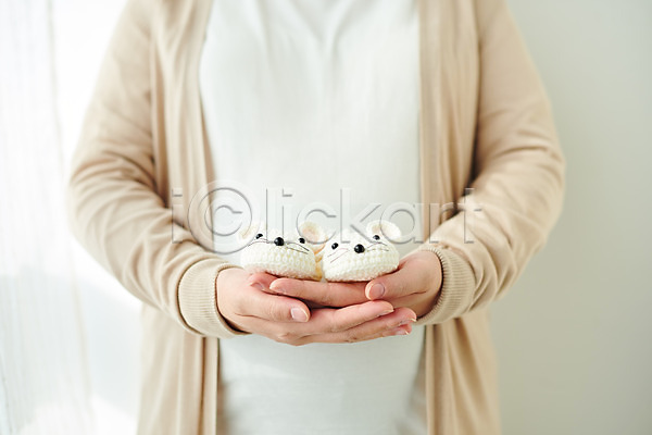 30대 여자 한국인 한명 JPG 앞모습 포토 가족 건강 들기 부모 상반신 서기 스튜디오촬영 신발 실내 아기신발 엄마 임산부 임신 창가 커튼 태교 태아 흰색