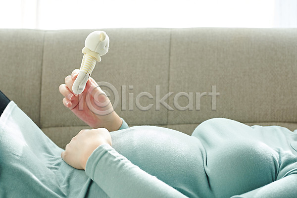30대 여자 한국인 한명 JPG 옆모습 포토 가족 건강 배(신체부위) 부모 스튜디오촬영 실내 엄마 임산부 임신 장난감 태교 태아
