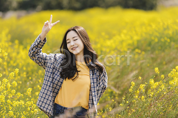 즐거움 20대 성인 성인여자한명만 여자 한국인 한명 JPG 앞모습 포토 노란색 데이트 미소(표정) 봄 브이 산방산 상반신 야외 여행 유채 유채밭 제주도 주간
