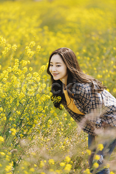 즐거움 20대 성인 성인여자한명만 여자 한국인 한명 JPG 옆모습 포토 노란색 데이트 미소(표정) 봄 산방산 상반신 서기 야외 여행 유채 유채밭 제주도 주간