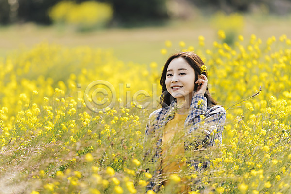 즐거움 20대 성인 성인여자한명만 여자 한국인 한명 JPG 앞모습 포토 노란색 데이트 미소(표정) 봄 산방산 상반신 야외 여행 유채 유채밭 제주도 주간