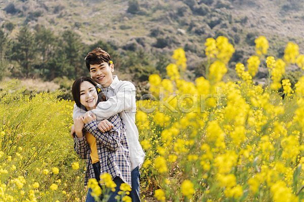 다정 사랑 즐거움 행복 20대 30대 남자 두명 성인 성인만 여자 한국인 JPG 앞모습 포토 노란색 데이트 미소(표정) 백허그 봄 산방산 상반신 야외 여행 유채 유채밭 제주도 주간 커플