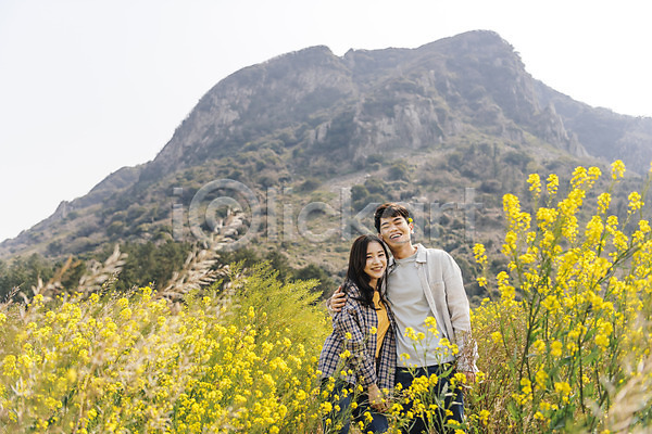 다정 사랑 즐거움 행복 20대 30대 남자 두명 성인 성인만 여자 한국인 JPG 앞모습 포토 기댐 노란색 데이트 미소(표정) 봄 산방산 상반신 야외 여행 유채 유채밭 제주도 주간 커플 포옹