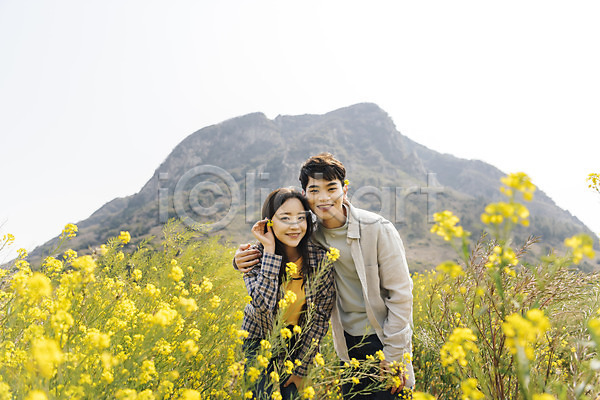 다정 사랑 즐거움 행복 20대 30대 남자 두명 성인 성인만 여자 한국인 JPG 앞모습 포토 노란색 데이트 미소(표정) 봄 산방산 상반신 야외 여행 유채 유채밭 제주도 주간 커플
