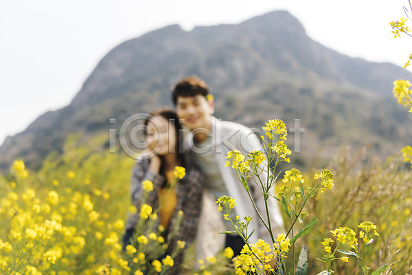 다정 사랑 즐거움 행복 20대 30대 남자 두명 성인 성인만 여자 한국인 JPG 아웃포커스 앞모습 포토 노란색 데이트 미소(표정) 봄 산방산 상반신 야외 여행 유채 유채밭 제주도 주간 커플