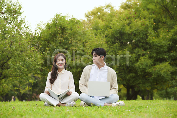 우정 즐거움 청춘(젊음) 20대 남자 두명 성인 성인만 여자 청년 한국인 JPG 앞모습 포토 공원 과제 교육 노트북 대학교 대학생 대학생라이프 독서 앉기 야외 전신 주간 책 친구 캠퍼스라이프 커플