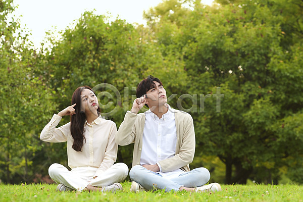 고민 우정 즐거움 청춘(젊음) 20대 남자 두명 성인 성인만 여자 청년 한국인 JPG 앞모습 포토 공원 교육 대학교 대학생 대학생라이프 생각 손짓 앉기 야외 전신 주간 친구 캠퍼스라이프 커플