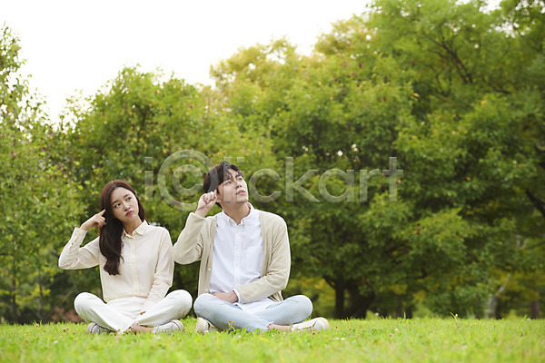 고민 우정 즐거움 청춘(젊음) 20대 남자 두명 성인 성인만 여자 청년 한국인 JPG 앞모습 포토 공원 교육 대학교 대학생 대학생라이프 생각 손짓 앉기 야외 전신 주간 친구 캠퍼스라이프 커플