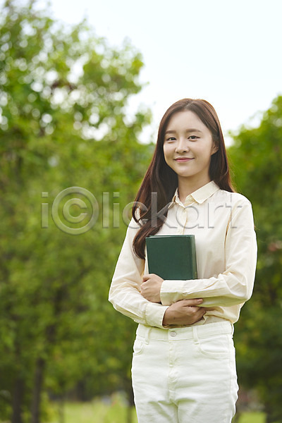 즐거움 청춘(젊음) 20대 성인 성인여자한명만 여자 청년 한국인 한명 JPG 앞모습 포토 공원 교육 대학교 대학생 대학생라이프 들기 미소(표정) 상반신 서기 야외 주간 책 캠퍼스라이프