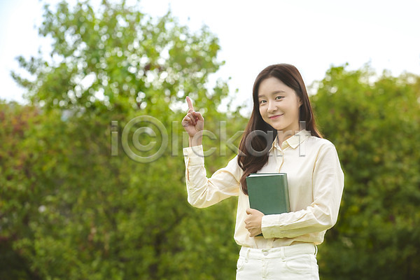 즐거움 청춘(젊음) 20대 성인 성인여자한명만 여자 청년 한국인 한명 JPG 앞모습 포토 가리킴 공원 교육 대학교 대학생 대학생라이프 들기 미소(표정) 상반신 서기 야외 주간 책 캠퍼스라이프