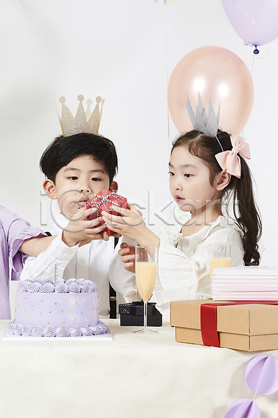 즐거움 축하 남자 두명 소녀(어린이) 소년 어린이 어린이만 여자 한국인 JPG 앞모습 포토 누끼 생일 생일상 생일파티 선물 선물상자 스튜디오촬영 실내 케이크 풍선 흰배경