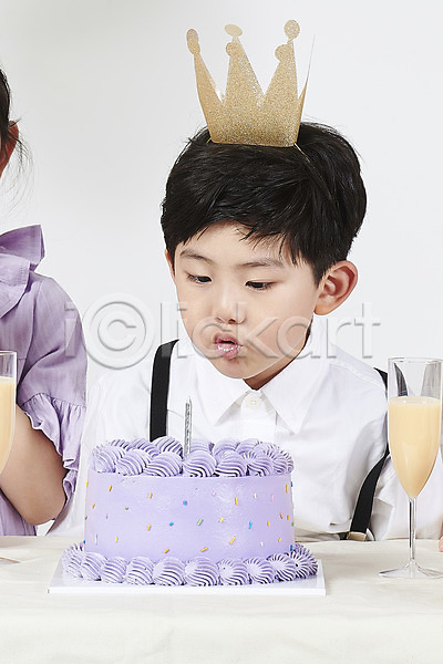 즐거움 축하 어린이 한국인 JPG 앞모습 포토 누끼 불기 생일 생일파티 스튜디오촬영 실내 촛불 케이크 흰배경