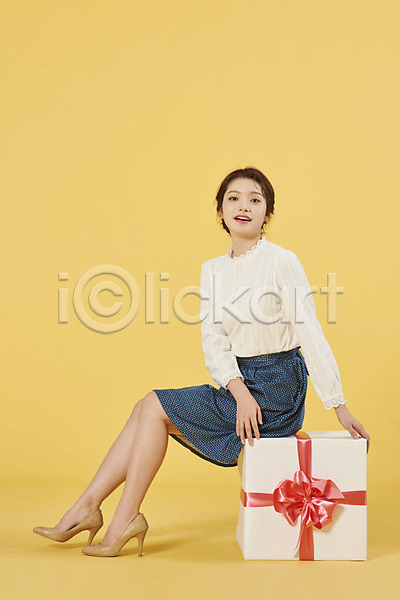 설레임 축하 20대 성인 성인여자한명만 여자 한국인 한명 JPG 옆모습 포토 노란배경 리본 미소(표정) 상자 선물 선물상자 쇼핑 앉기 전신 포장