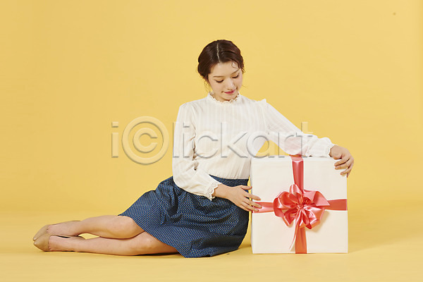 축하 20대 성인 성인여자한명만 여자 한국인 한명 JPG 앞모습 포토 기댐 노란배경 리본 미소(표정) 상자 선물 선물상자 쇼핑 앉기 전신 포장