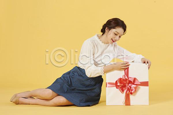 축하 20대 성인 성인여자한명만 여자 한국인 한명 JPG 옆모습 포토 기댐 노란배경 리본 미소(표정) 상자 선물 선물상자 쇼핑 앉기 전신 포장