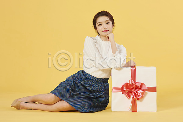 축하 행복 20대 성인 성인여자한명만 여자 한국인 한명 JPG 옆모습 포토 기댐 노란배경 리본 미소(표정) 상자 선물 선물상자 쇼핑 앉기 전신 턱 포장