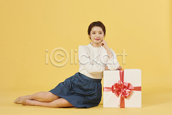 축하 20대 성인 성인여자한명만 여자 한국인 한명 JPG 옆모습 포토 기댐 노란배경 리본 미소(표정) 상자 선물 선물상자 쇼핑 앉기 전신 턱 포장