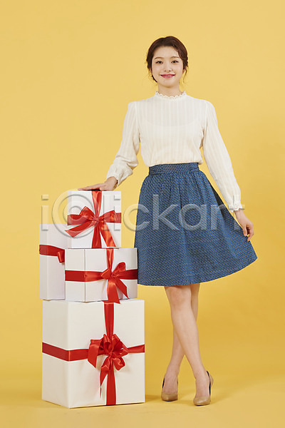 축하 행복 20대 성인 성인여자한명만 여자 한국인 한명 JPG 앞모습 포토 노란배경 리본 미소(표정) 상자 서기 선물 선물상자 쇼핑 여러개 전신 포장