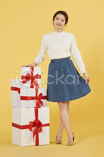 축하 행복 20대 성인 성인여자한명만 여자 한국인 한명 JPG 앞모습 포토 노란배경 리본 미소(표정) 상자 서기 선물 선물상자 쇼핑 여러개 전신 포장