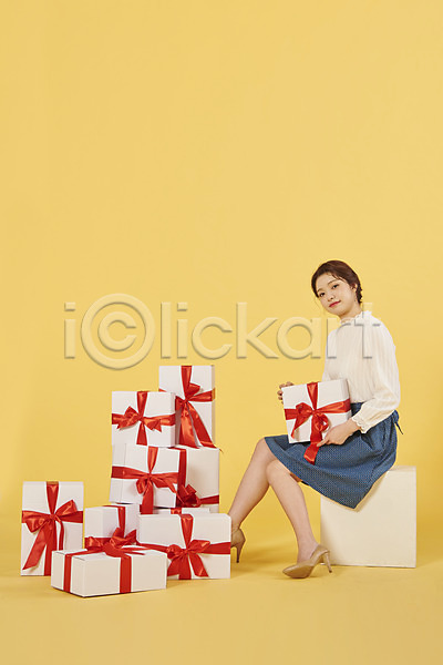 축하 행복 20대 성인 성인여자한명만 여자 한국인 한명 JPG 옆모습 포토 노란배경 리본 미소(표정) 상자 선물 선물상자 쇼핑 앉기 여러개 전신 포장