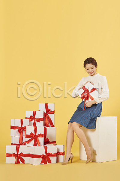 축하 행복 20대 성인 성인여자한명만 여자 한국인 한명 JPG 앞모습 포토 노란배경 리본 미소(표정) 상자 선물 선물상자 쇼핑 앉기 여러개 전신 포장