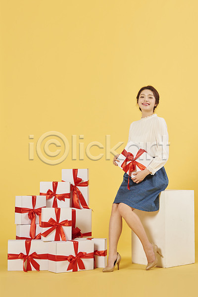 축하 행복 20대 성인 성인여자한명만 여자 한국인 한명 JPG 앞모습 포토 노란배경 리본 미소(표정) 상자 선물 선물상자 쇼핑 앉기 여러개 전신 포장