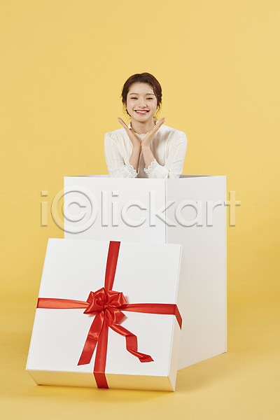 서프라이즈 축하 행복 20대 성인 성인여자한명만 여자 한국인 한명 JPG 앞모습 포토 꽃받침 노란배경 리본 미소(표정) 상반신 상자 서기 선물 선물상자 쇼핑 이벤트 포장