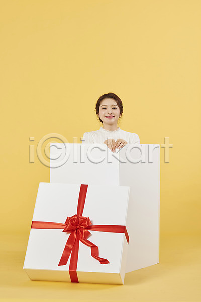 서프라이즈 축하 행복 20대 성인 성인여자한명만 여자 한국인 한명 JPG 앞모습 포토 노란배경 리본 미소(표정) 상반신 상자 서기 선물 선물상자 쇼핑 이벤트 포장