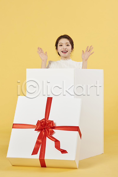 서프라이즈 축하 20대 성인 성인여자한명만 여자 한국인 한명 JPG 앞모습 포토 노란배경 리본 미소(표정) 상반신 상자 서기 선물 선물상자 쇼핑 이벤트 포장