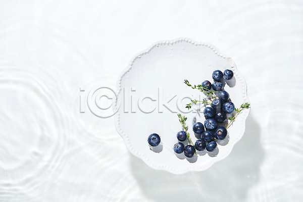 사람없음 JPG 포토 하이앵글 과일 물 물결 블루베리 스튜디오촬영 실내 싱그러움 오브젝트 접시 플랫레이 흰배경 흰색