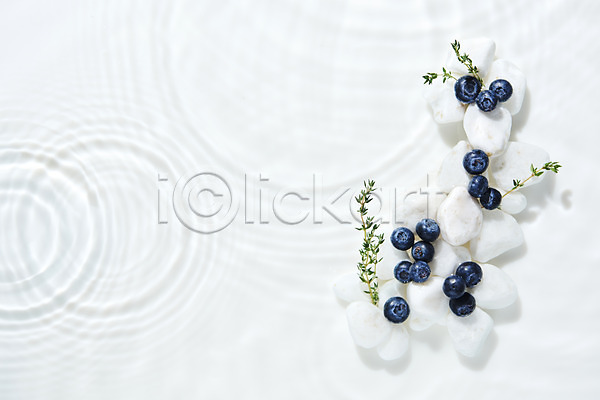 사람없음 JPG 포토 하이앵글 과일 물 물결 블루베리 스튜디오촬영 실내 싱그러움 오브젝트 조약돌 플랫레이 흰배경 흰색