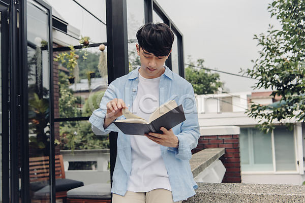 여유 휴식 20대 남자 성인 성인남자한명만 한국인 한명 JPG 앞모습 포토 공휴일 기댐 독서 들기 라이프스타일 맨라이프 상반신 아침 앉기 야외 주간 주택 책