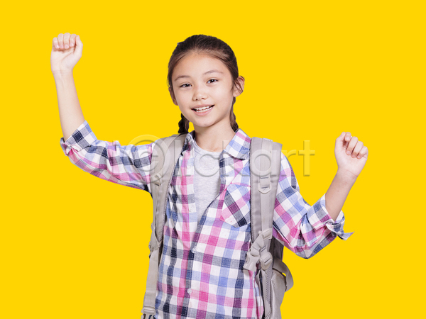 스마트 행복 10대 십대여자한명만 여자 한명 JPG 앞모습 포토 해외이미지 가방 노란배경 만세 미소(표정) 상반신 셔츠 손들기 체크무늬 학생