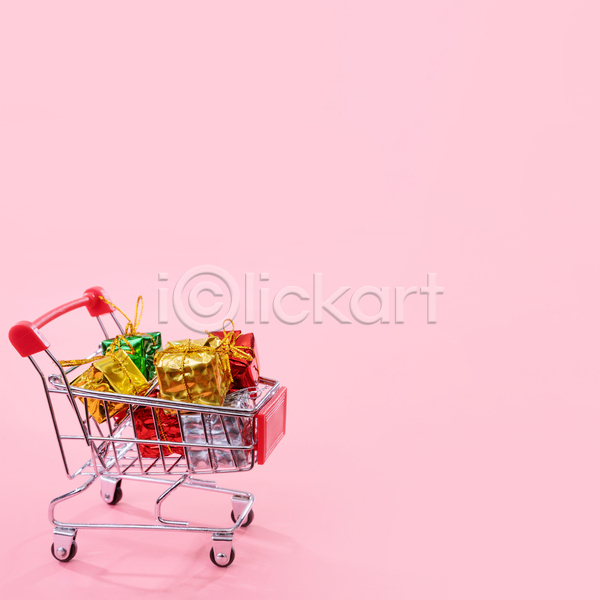 사람없음 JPG 포토 해외이미지 미니어처 분홍색배경 선물상자 쇼핑 쇼핑카 실내 오브젝트 카피스페이스 크리스마스 크리스마스선물