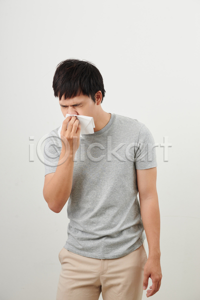 고통 남자 동양인 사람 성인 성인남자한명만 한명 JPG 포토 해외이미지 감기(질병) 건강 눈감음 들기 백그라운드 상반신 손수건 알레르기 인플루엔자 입가림 재채기 질병 찡그림 흰배경