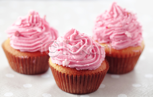 달콤 사람없음 JPG 포토 해외이미지 분홍색 세개 스프링클 장식 컵케이크 크림