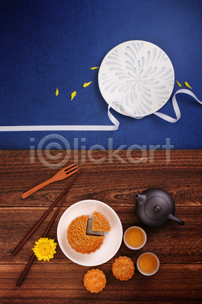 사람없음 JPG 포토 하이앵글 해외이미지 꽃 나무포크 디저트 리본 실내 월병 찻잔 찻주전자 파란배경