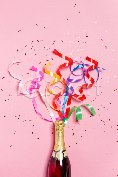 즐거움 축하 사람없음 JPG 포토 하이앵글 해외이미지 꽃가루 리본 분홍색배경 생일 샴페인 샴페인병 실내 파티