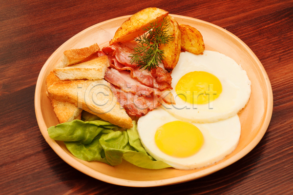 사람없음 JPG 포토 해외이미지 계란프라이 구운감자 나무배경 베이컨 실내 아침식사 접시 채소 토스트