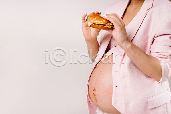 성인 성인여자한명만 여자 한명 JPG 옆모습 포토 해외이미지 들기 상반신 실내 엄마 임산부 임신 정장 햄버거 흰배경