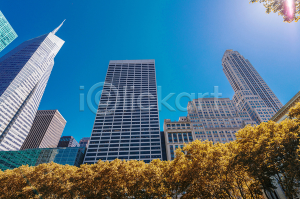 사람없음 JPG 포토 해외이미지 건물 고층빌딩 나무 도시 맨해튼 미국 빌딩 야외 주간 풍경(경치) 하늘