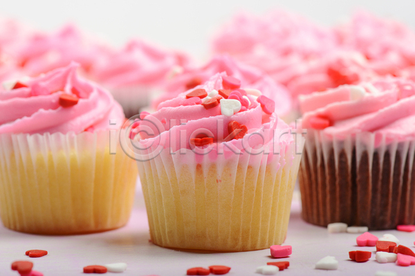 달콤 사람없음 JPG 포토 해외이미지 분홍색 스프링클 여러개 장식 컵케이크 크림 하트