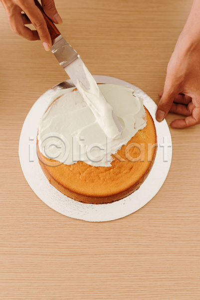 신체부위 JPG 포토 해외이미지 나무배경 나이프 들기 바르기 생크림 손 실내 요리 잡기 제빵 케이크