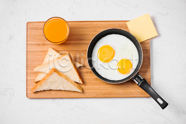 사람없음 JPG 포토 하이앵글 해외이미지 계란프라이 나무도마 식빵 실내 아침식사 오렌지주스 치즈 프라이팬 흰배경