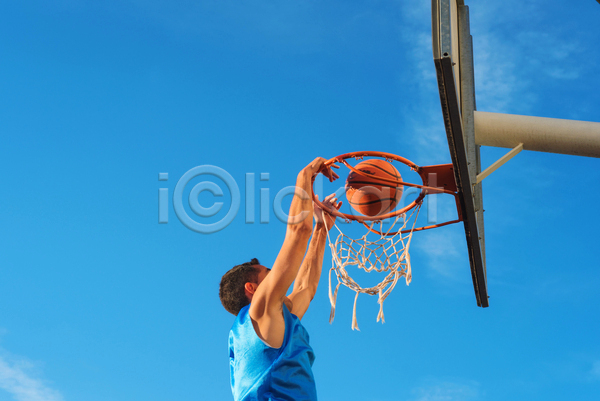청춘(젊음) 남자 성인 성인남자한명만 한명 JPG 포토 해외이미지 농구 농구공 농구대 덩크슛 상반신 야외 잡기 점프 주간 하늘