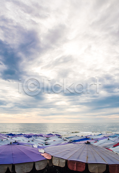 휴식 사람없음 JPG 포토 해외이미지 구름(자연) 바다 뷰티 야외 어둠 여름(계절) 여행 우산 파란색 하늘 햇빛 휴가 흰색