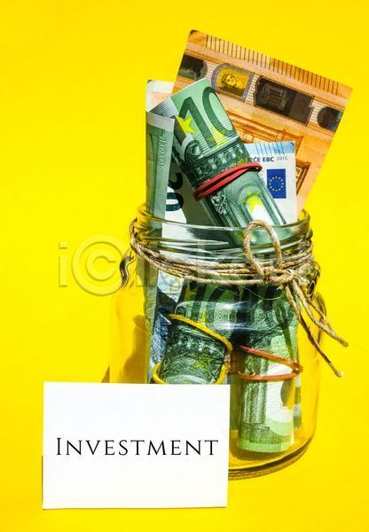 투자 사람없음 JPG 포토 해외이미지 노란배경 담기 라이트박스 실내 유리병 지폐