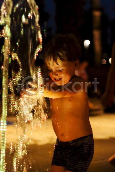 기쁨 행복 백인 사람 성인 소년 어린이 한명 JPG 포토 해외이미지 가족 거리 건강 게임 공원 긍정 도시 라이프스타일 물 야간 야외 연습 자연 초록색 햇빛
