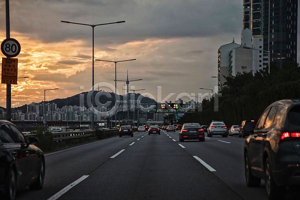사람없음 JPG 포토 가로등 강변북로 건물 구름(자연) 도시 드라이브 서울 야외 일몰 자동차 저녁 퇴근길 풍경(경치) 하늘
